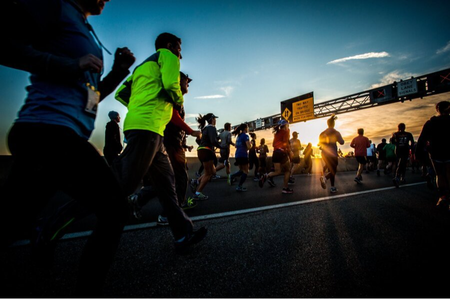 ae9f885e-db44-40cd-a242-8f46075709fa-bOazGq Runners beginning a race at sunrise.